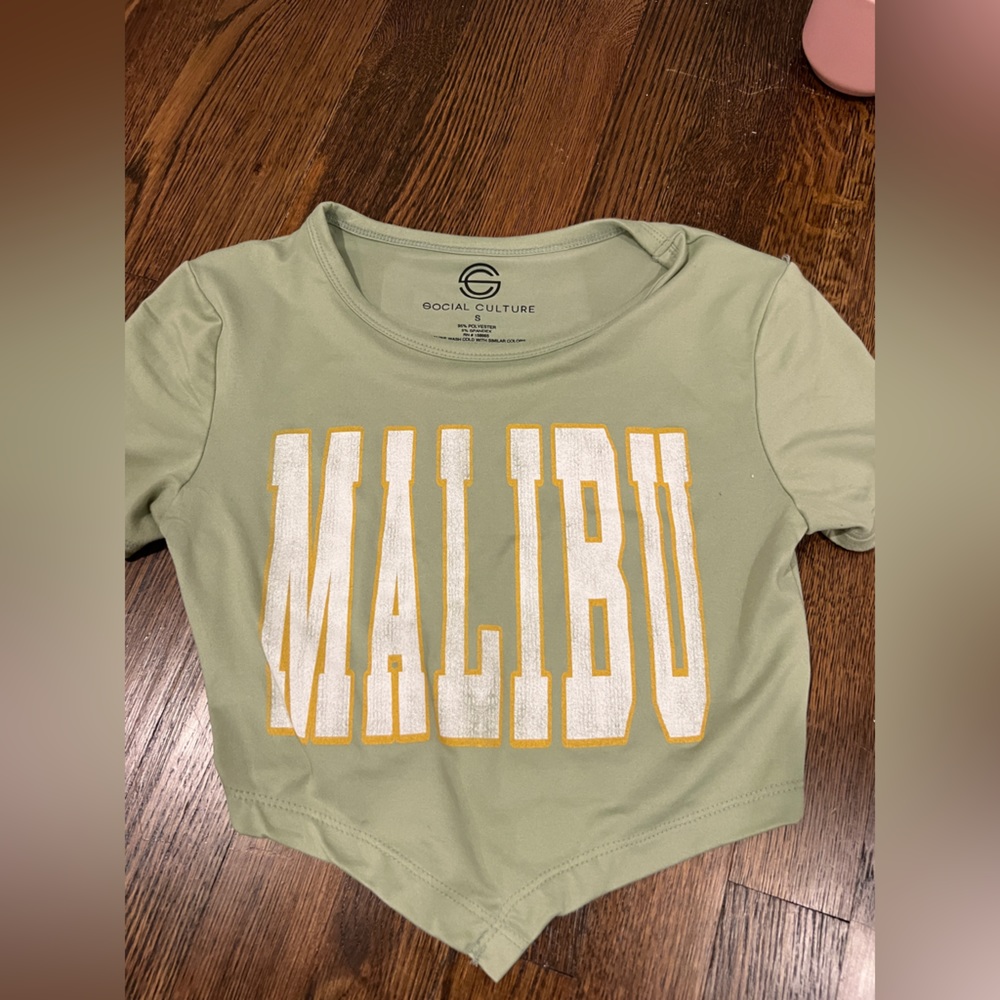 green cropped t shirt